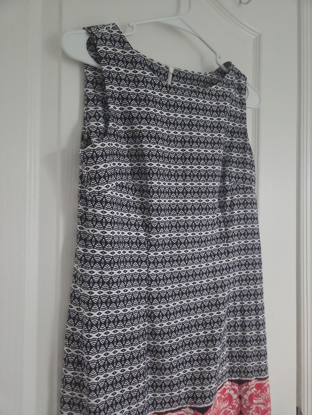 Sleeveless Black and Coral Patterned Shift Dress - Picture 4 of 9